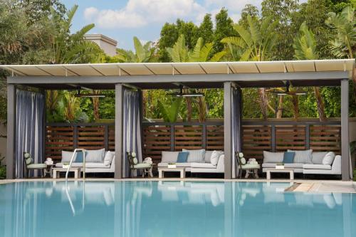 Der Swimmingpool an oder in der Nähe von Marriott Irvine Spectrum
