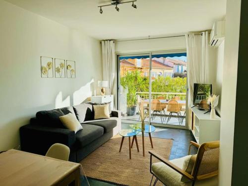 un salon avec un canapé et une table dans l'établissement Appartement plein centre, à Sainte-Maxime