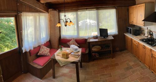 a room with a table and chairs in a tiny house at Il Nascondiglio - The Hideaway in Amandola