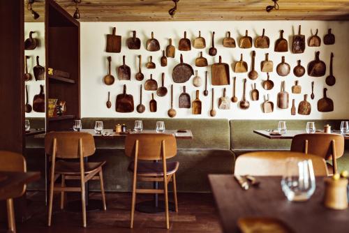 Un restaurante o sitio para comer en L'Alpaga, a Beaumier hotel