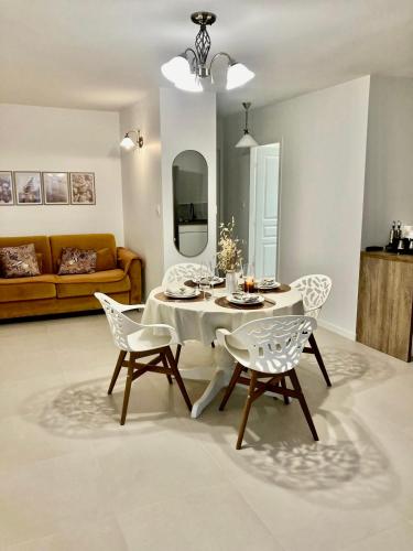 un salon avec une table, des chaises et un canapé dans l'établissement Gruissan HUBLOTS DU PORT, à Gruissan