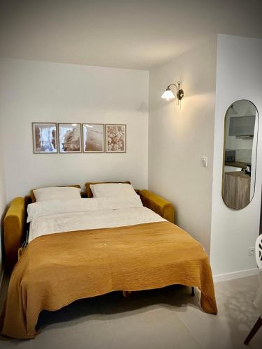 une chambre avec un grand lit et un miroir dans l'établissement Gruissan HUBLOTS DU PORT, à Gruissan