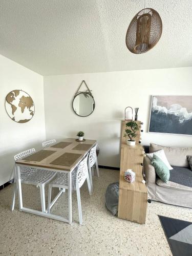 un salon avec une table et un canapé dans l'établissement Quartier couchant Appartement t2 cabine pour 5 personnes N106, à La Grande Motte