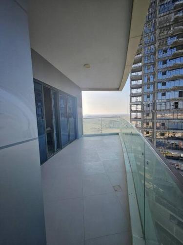 une vue depuis le haut d'un balcon en verre d'un immeuble dans l'établissement Damac Seaview luxury escape in Qatar, à Lusail