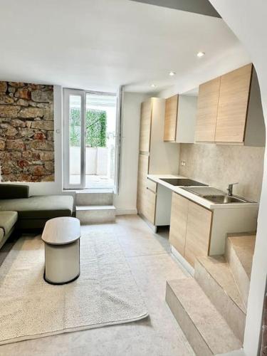 - une cuisine avec un canapé et une table dans une chambre dans l'établissement Charming appartement 3BR - 3BA - 3WC, à Cannes