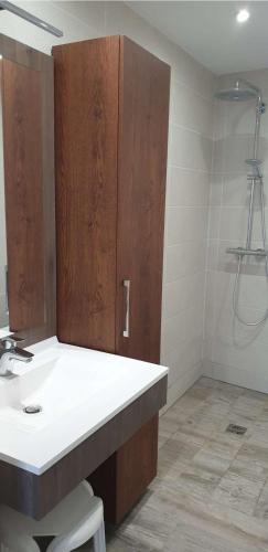 une salle de bain avec un lavabo, des toilettes et une douche dans l'établissement Première ligne au Couchant Appartement t3 pour 6 personnes N112, à La Grande Motte