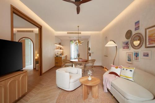 Una televisión o centro de entretenimiento en Marasca Samui - Small Luxury Hotels of the World