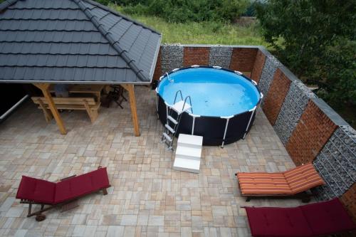 A piscina localizada em Raj Petrović ou nos arredores