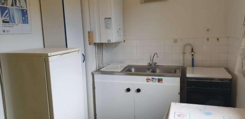 une petite cuisine avec un évier et un réfrigérateur dans l'établissement Centre ville Appartement t2 pour 3 personnes N2 114, à La Grande Motte