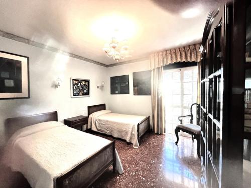 Posteľ alebo postele v izbe v ubytovaní Rentcostadelsol Villa Pinares-Malaga
