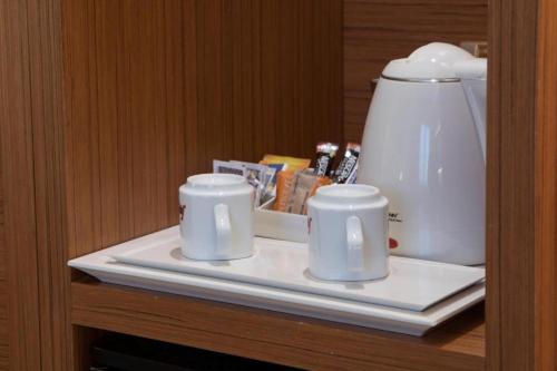 Příslušenství pro přípravu čaje a kávy v ubytování Astra Hotel