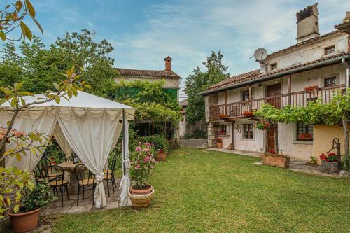 Un jardín fuera de Rustic House Luin - Happy Rentals
