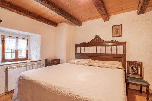 Una cama o camas en una habitación de Rustic House Luin - Happy Rentals