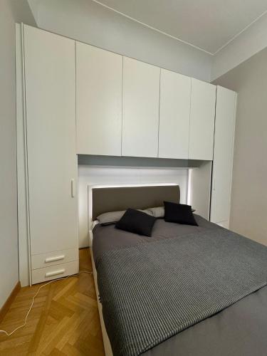 a bedroom with a bed with white cabinets at Casa nel Vicolo - Duomo di Osimo e 20 min da Loreto in Osimo