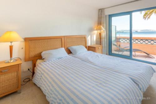 une chambre avec un lit avec vue sur l'océan dans l'établissement Theoule Beach, à Théoule-sur-Mer