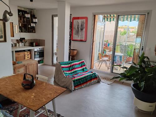 un salon avec une chaise et une table dans l'établissement Charmant T3 avec grande terrasse, à Marseille