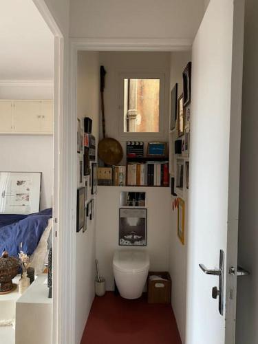 La salle de bains est pourvue de toilettes et d'une télévision murale. dans l'établissement Charmant T3 avec grande terrasse, à Marseille