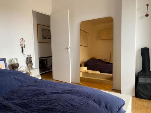 une chambre avec un lit et un grand miroir dans l'établissement Charmant T3 avec grande terrasse, à Marseille
