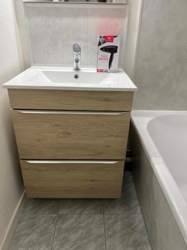 une salle de bain avec un lavabo et une baignoire dans l'établissement 2Pièces, Piscine, Terrasse, à Cagnes-sur-Mer