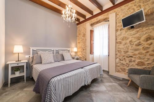 Tempat tidur dalam kamar di Can Jaume Fuster