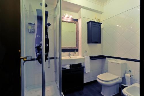 een badkamer met een toilet, een wastafel en een douche bij InnLisbon Apartment in Lissabon