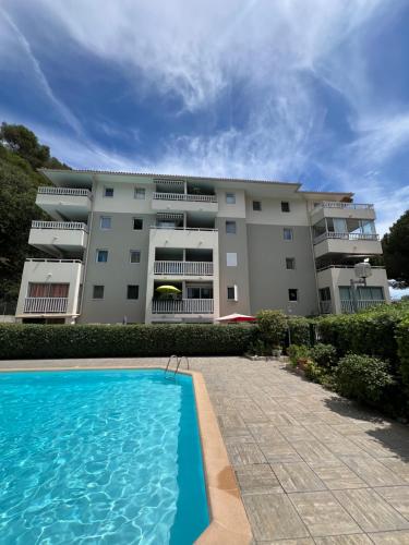 un immeuble avec une piscine devant un immeuble dans l'établissement 2Pièces, Piscine, Terrasse, à Cagnes-sur-Mer