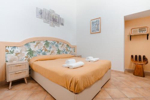 um quarto com uma cama com duas toalhas em Casa Monticello em Positano