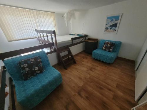 Cette petite chambre comprend des lits superposés et une chaise. dans l'établissement Appartement T3 centre ville de la Grande Motte N24, à La Grande Motte