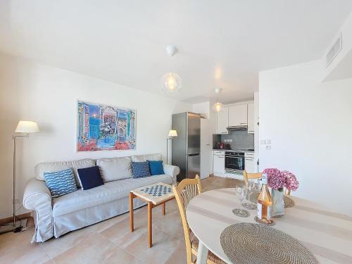 un salon avec un canapé et une table dans l'établissement Nestor&Jeeves - VAGUE AZUR - Balcony - Central, à Nice