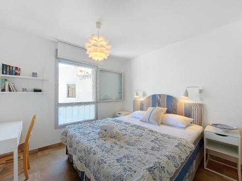 une chambre avec un lit, une table et une fenêtre dans l'établissement Nestor&Jeeves - VAGUE AZUR - Balcony - Central, à Nice