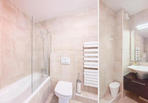 La salle de bains est pourvue d'une douche, de toilettes et d'un lavabo. dans l'établissement Nestor&Jeeves - VAGUE AZUR - Balcony - Central, à Nice