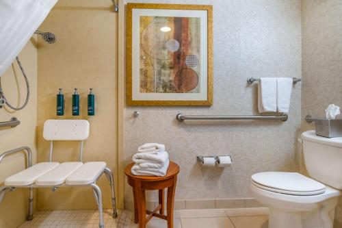 Un baño de DoubleTree by Hilton Jefferson City