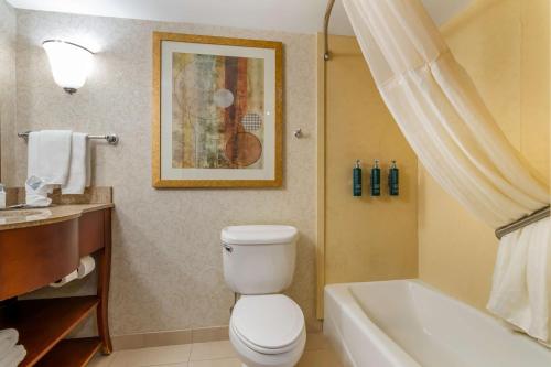 Un baño de DoubleTree by Hilton Jefferson City