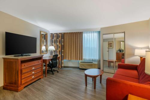 Una televisión o centro de entretenimiento en DoubleTree by Hilton Jefferson City