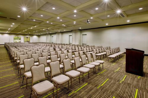 El área de trabajo o centro de convenciones de Hilton Garden Inn Raleigh Cary