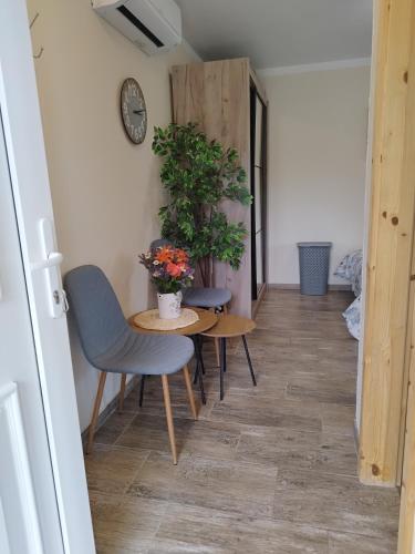 a hallway with a table and chairs and a clock at Apartmani Plavi val in Vodnjan