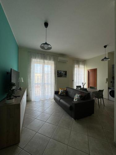 a living room with a couch and a table at Casa di Giulia un angolo della costiera Amalfitana in Salerno