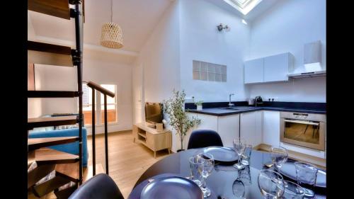 une cuisine avec une table avec des verres à vin dessus dans l'établissement Duplex centre historique Cannes, à Cannes