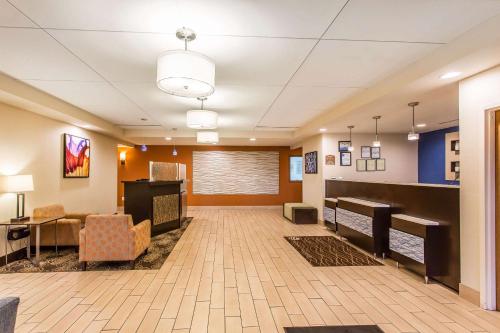 a lobby of a hospital with a waiting room at Comfort Inn & Suites Cookeville in Cookeville