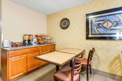 Η κουζίνα ή μικρή κουζίνα στο Econo Lodge Lynchburg