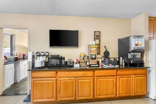 Η κουζίνα ή μικρή κουζίνα στο Econo Lodge Lynchburg