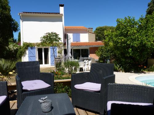 Photo de la galerie de l'établissement maison tout confort avec piscine avec billard, à Sorède