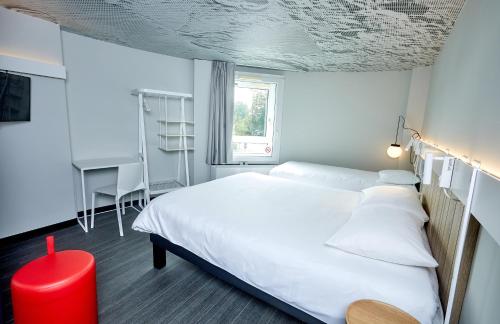 Ένα ή περισσότερα κρεβάτια σε δωμάτιο στο ibis Auxerre Centre