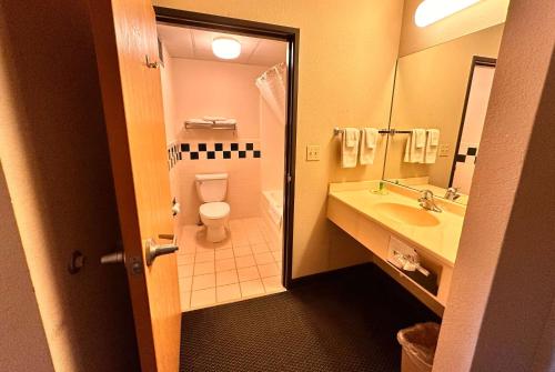 Bilik mandi di Shell Lake Lodge, a Travelodge by Wyndham