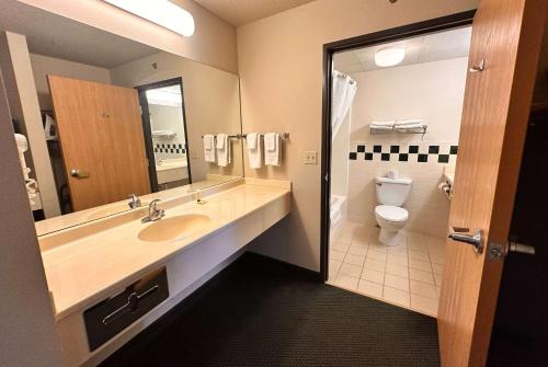 Bilik mandi di Shell Lake Lodge, a Travelodge by Wyndham