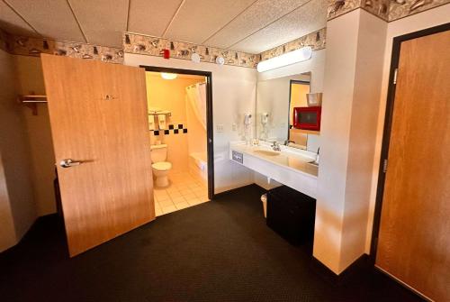 Dapur atau dapur kecil di Shell Lake Lodge, a Travelodge by Wyndham