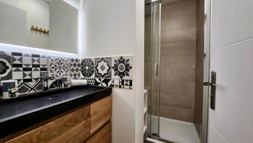 une salle de bain avec un lavabo et une douche dans l'établissement --Grui'Zen--, à Gruissan