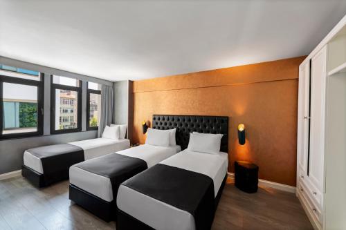Una cama o camas en una habitación de Istanbul Golden City Hotel