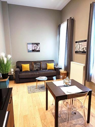 un salon avec un canapé et une table dans l'établissement le bardo, à Aix-les-Bains