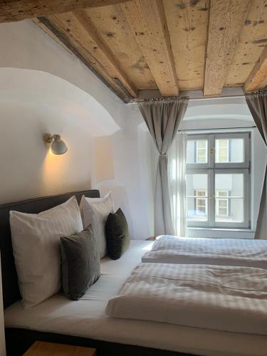 a bedroom with two beds and a window at City Center Golden Roof 4 in Innsbruck